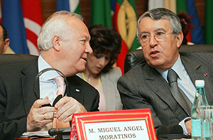 Miguel ngel Moratinos junto a su homlogo marroqu, Mohamed Benaissa. (Foto: AP)