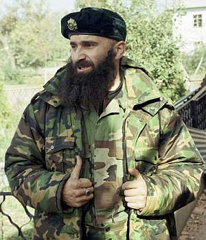 Basyev, en una imagen de 1999 en Grozni. (Foto: AP)
