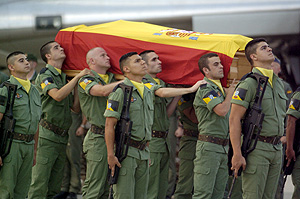 Miembros de la Brigada Paracaidista llevan el fretro con los restos mortales deJorge Arnaldo Hernndez. (Foto: EFE)