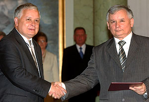 Lech Kaczynski (izq.) estrecha la mano de Jaroslaw tras su nombramiento. (Foto: AP)