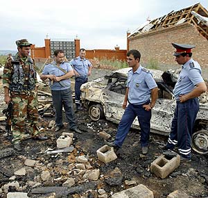 Agentes de polica inspeccionan la zona de la explosin en que muri Basyev. (Foto: AFP)