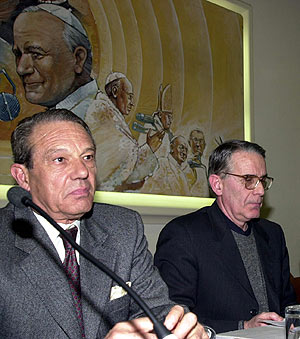 Navarro Valls y su sustituto, Lombardi, en una imagen de 2001. (Foto: EFE)
