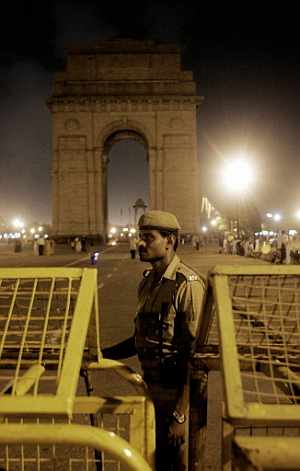 Un militar hace guardia junto a la Puerta de la India. (Foto: AFP)