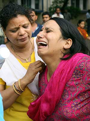 Un mujer llora tras conocer la muerte de su marido. (Foto: AFP)