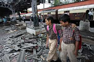 Dos escolares pasan delante de uno de los trenes afectados. (Foto: AP)