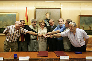 Los responsables de RTVE, la Sepi y los cuatro sindicatos, tras la firma del acuerdo. (Foto: Javi Martnez)