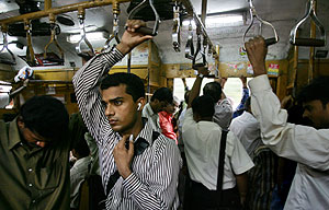 Varios pasajeros dentro del tren un da despus de los atentados. (Foto: AP)
