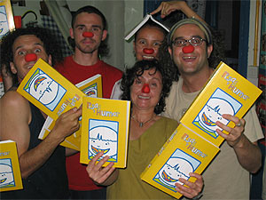 Varios miembros de la ONG con el libro. (Foto: PSF)