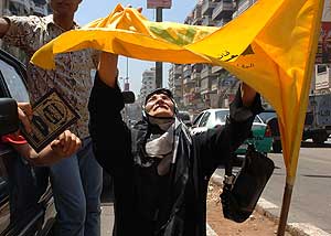 Una mujer libanesa, con una bandera de Hizbul, en Beirut. (Foto: AP)