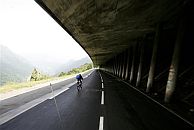 Un ciclista, en el descenso del Tourmalet. (Foto: AP)