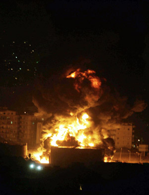 Imagen del bombardeo a los tanques de gasolina del aeropuerto de Beirut. (Foto: AFP)