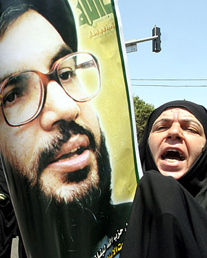 Una seguidora de Nasrala con una pancarta del lder de Hizbul. (Foto: AFP)