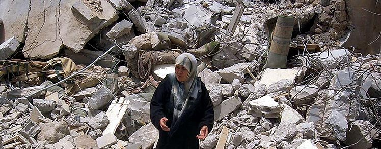 Una mujer muestra su casa destruida en un ataque israel. (Foto: REUTERS)