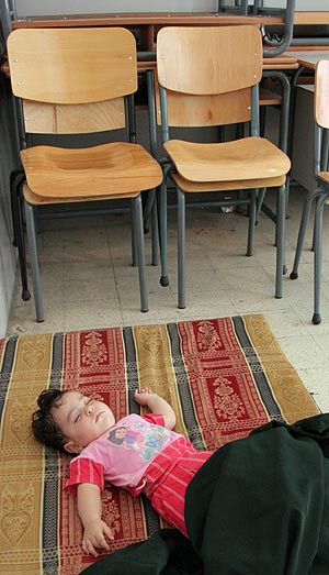 Un nio duerme en una escuela de Beirut, despus de ser evacuado. (Foto: REUTERS)