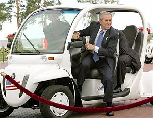 Bush se baja de un coche elctrico, medio de transporte de los mandatarios en el recinto donde se celebra la cumbre. (Foto: AP)