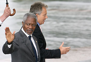 Kofi Annan y Tony Blair en San Petersburgo. (Foto: AFP)