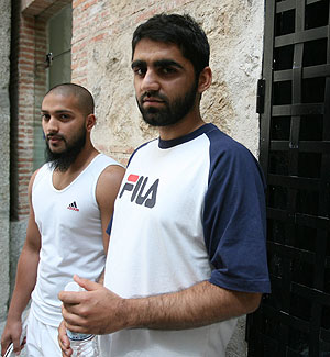 Asif Iqbal (derecha) y Rhunhel Ahmed, en Madrid. (Foto: EFE)