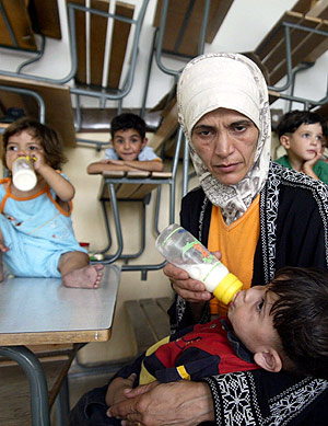 Una familia desplazada, refugiada en una escuela de la ciudad de Saida. (Foto: AFP)