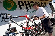 Un mecnico del Phonak revisa una bicicleta. (Foto: EFE)