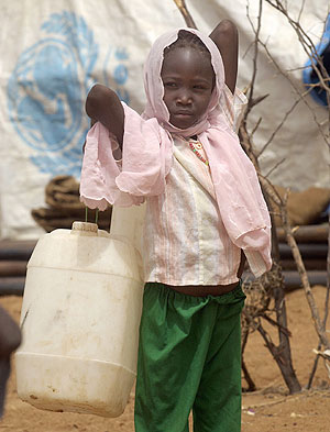 Una nia carga una garrafa de agua en un campamento de desplazados en Darfur. (Foto: REUTERS)