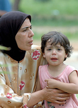Una mujer chi libanesa con su hija buscan un refugio tras huir del sur de Beirut. (Foto: EFE)