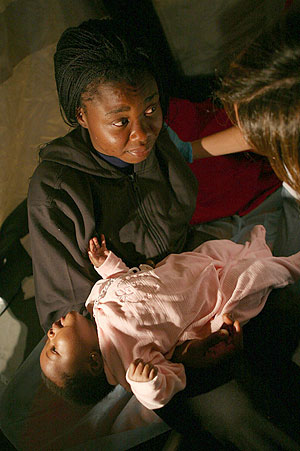 La madre con su hijo, que falleci despus. (Foto: REUTERS)