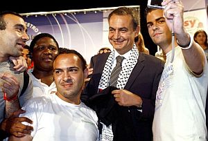 Zapatero, con un pauelo palestino en el Foro Joven Internacional. (Foto: EFE)