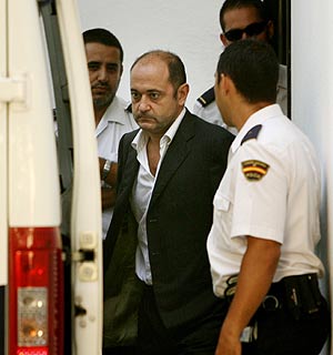 El presidente de Aifos, Jesús Ruiz Casado custodiado por la Policía. (Foto: AFP)