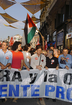 Llamazares (drecha), Zerolo (izda) y Botto (centro) en la manifestacin de Madrid. (Foto: EFE)
