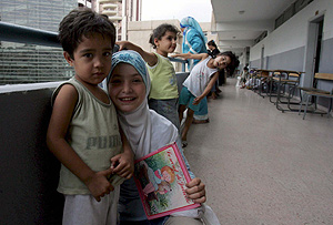 Nios libaneses refugiados en una escuela. (Foto: EFE)