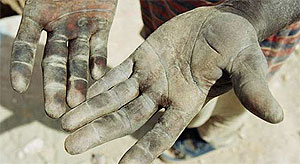 Imagen de las manos de un nio trabajador del vdeo.