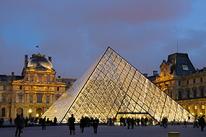 La pirámide de entrada al Museo del Louvre de París. (Foto: AP)