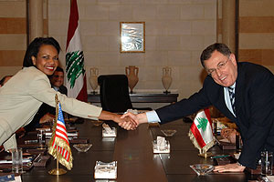 La secretaria de Estado de EEUU y el primer ministro libans, en Beirut. (Foto: REUTERS)