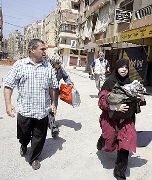 Una familia libanesa huye de su casa en un barrio del sur de Beirut. (Foto: EFE)