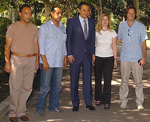 Zapatero, con los representates palestinos e israeles. (Foto: EFE)