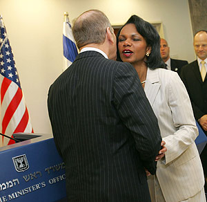 Rice saluda a Olmert, al llegar a la oficina de ste para su reunin. (Foto: AFP)