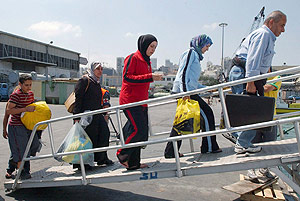 Una familia australiana es evacuada en un buque organizado por su embajada. (Foto: EFE)