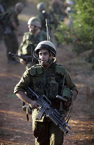 Un soldado israel en la frontera israel con el Lbano. (Foto: AFP)