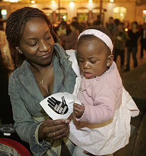 Una mujer de raza negra y su hija, en una marcha antirracista. (Foto: Carlos Garca)
