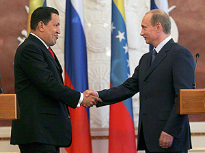 Hugo Chvez estrecha la mano a su homlogo ruso, Vladimir Putin. (Foto: EFE)