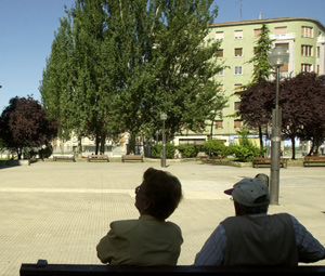 Ancianos en un parque. (Foto: Adrin Ruiz de Hierro)