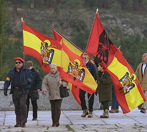 Manifestantes con banderas preconstitucionales en el Valle de los Cados. (Foto: AP)