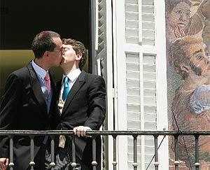 Javier Gómez y Manuel Ródenas se besan tras la ceremonia. (Foto: EFE)