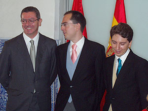 Gallardón, con Javier (centro) y Manuel. (Foto: elmundo.es)