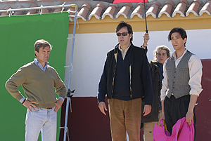 Juan Antonio Ruiz 'Espartaco', Menno Meyjes y Adrien Brody en el rodaje de 'Manolete'. (Foto: Lolafilms)