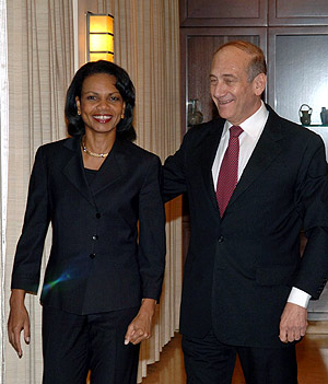Condoleezza Rice junto a Ehud Olmert durante la reunión que mantuvieron este sábado. (Foto: REUTERS)