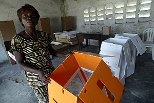 Una mujer congolea prepara las urnas en un colegio electoral en Kinshasa. (Foto: REUTERS)