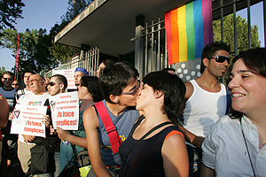 Una pareja de lesbianas se besa en La Elipa. (Foto: Carlos Barajas)
