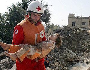 Un miembro de Cruz Roja evacúa a un niño muerto en el ataque. (Foto: EFE) VEA MÁS IMÁGENES