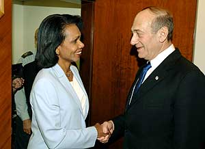 Condoleezza Rice y Ehud Olmert, en Jerusaln. (Foto: AP)